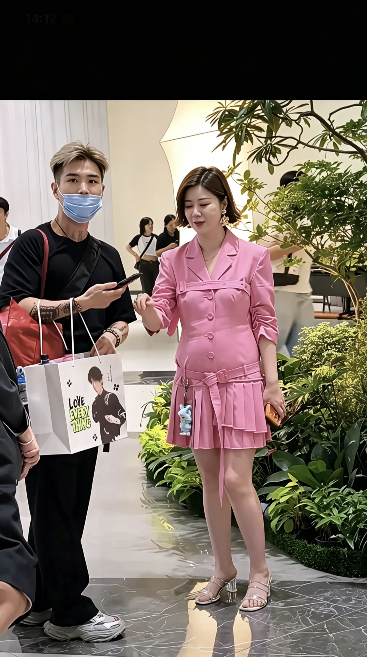 杜华这次给所有女人都上了一课！身材焦虑这件事，到了中年真的可以放下了，杜华四肢纤细成这样，依然挡不住腰腹悄悄发福。
看完她这次的状态，我也默默做了三个决定。第一，不再跟体重秤较劲，数值只能反映水分。第二，衣柜里直接清掉所有紧身款，宽松版型才是中年该有的体面。第三，把心思放在肩颈线条上，这比腰围数字更