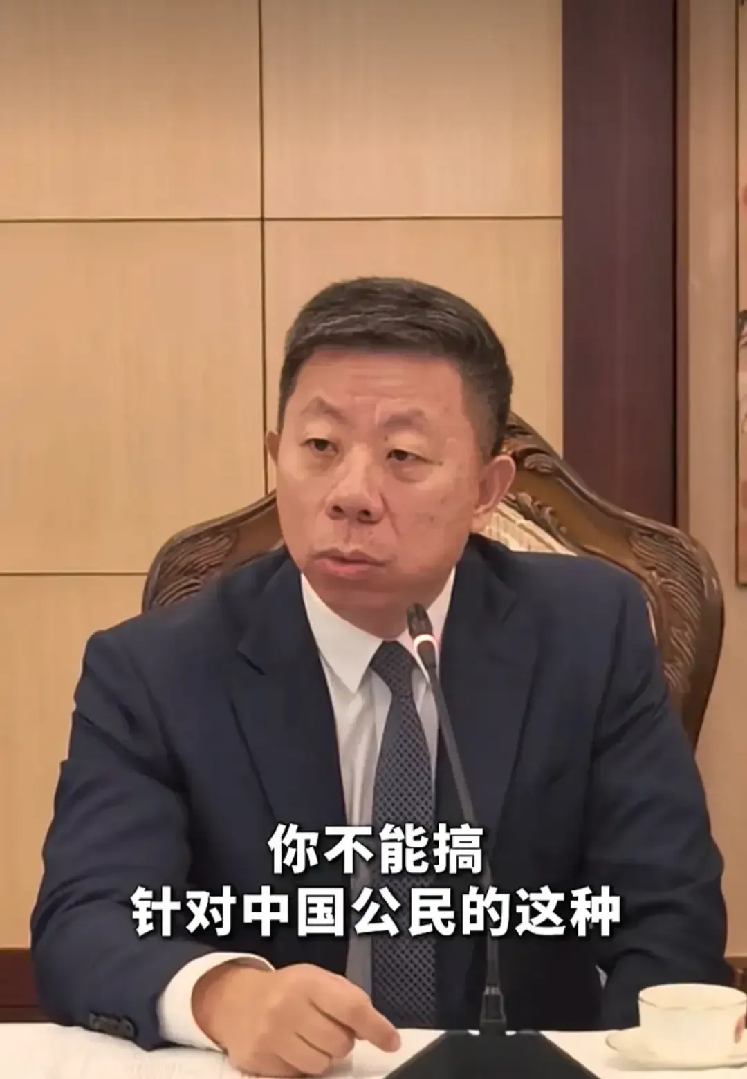 菲律宾军政高层步调相悖，针对在当地谋生的中国务工者出台不公举措，我方驻菲大使井泉当众亮出强硬立场。

菲律宾政坛存在截然不同的两种声音。马科斯有意修复两国交往氛围，国防官员特奥多罗却频频制造对立，多次主动制造矛盾激化隔阂。2026年五月，特奥多罗调派军队突袭三佳钢厂，厂区内数百名务工人员迎来区别对待