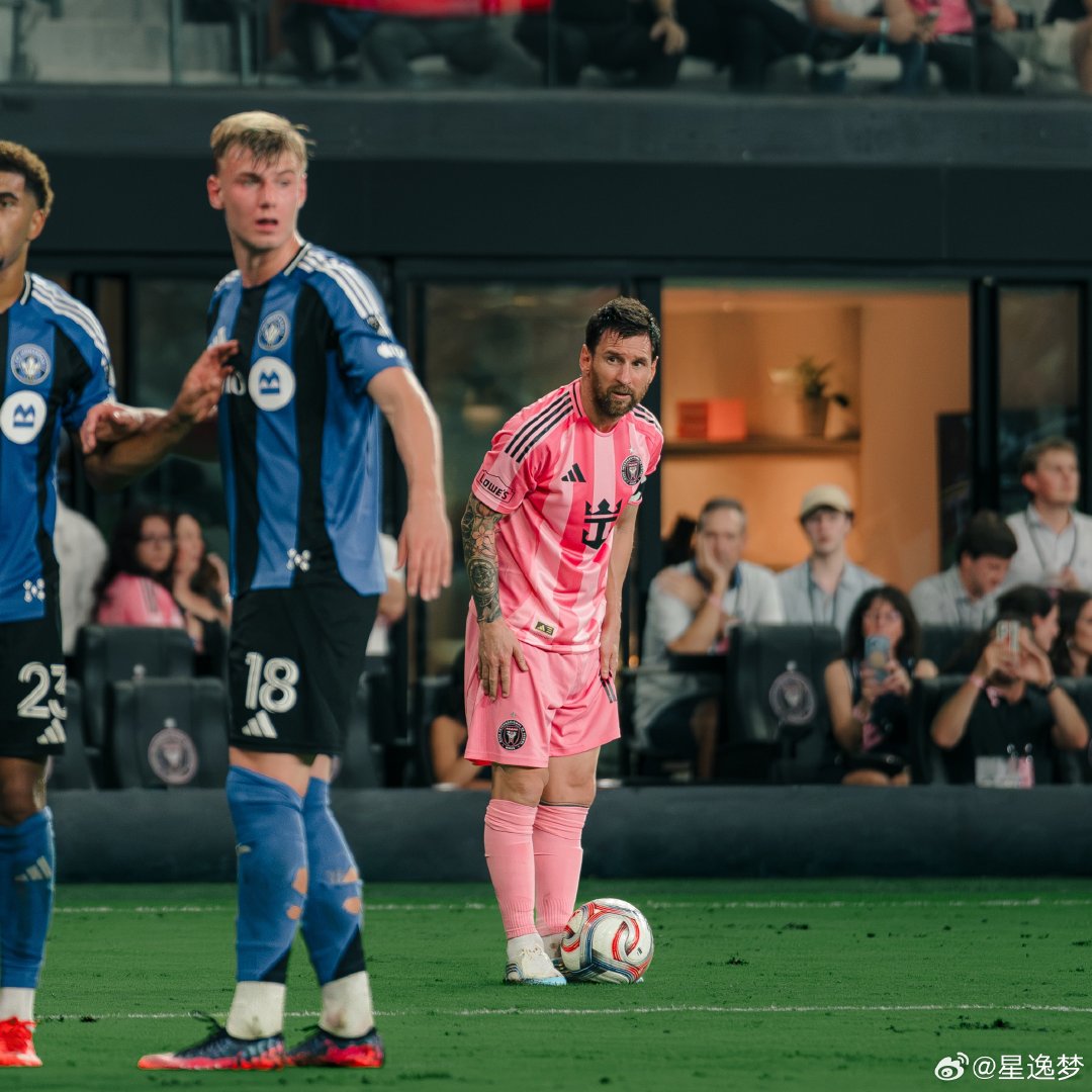 #国际足联致敬梅西一个时代落幕# 二十一年国家队岁月，从首秀到告别，国际足联以进球集锦致敬传奇，队友们的深情发文，写满了与梅西并肩的荣耀与不舍✨#阿根廷队友致敬梅西# ​