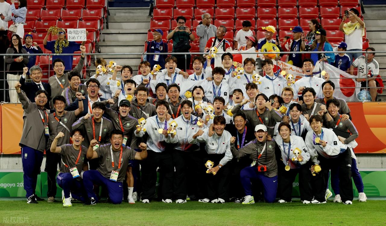 韩国男足夺金全队免兵役，自家网友却开骂了[打脸]
  10 月 3 日，名古屋亚运男足决赛，韩国队 1 比 0 击败日本夺冠，实现亚运男足四连冠。球员们喜极而泣 —— 除了荣耀，这块金牌还意味着全队免服兵役。本届亚运，韩国男足 20 人、男篮 7 人、棒球 16 人获得免役资格，如此集中的豁免，让