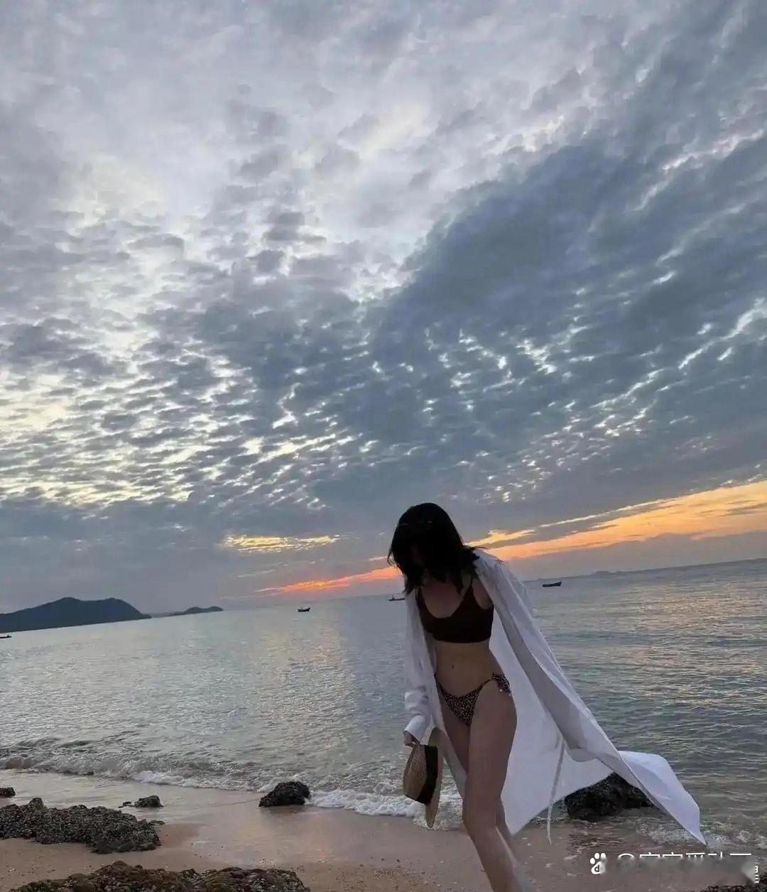 何穗这组泳装大片一出，很多人第一次真正看懂了运动造型的魅力！健康又高级。 ​