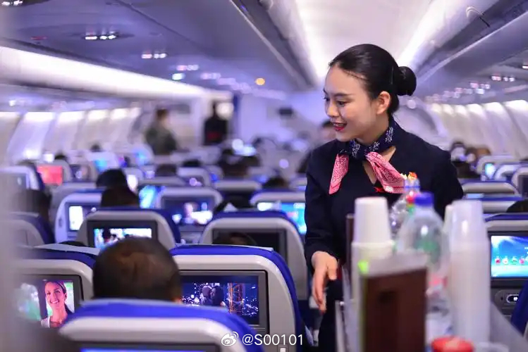 #东航通报空姐下跪事件#她做错了什么？推车碰到旅客手肘，第一时间道歉、查看状况，该做的都做了。换来的是粗俗言语、“让我踹一脚”的威胁，最后跪在餐车旁边，而且还跪了两三次。

服务行业讲“顾客是上帝”，但上帝不该把服务人员当出气筒。道歉是职业要求，下跪不是。人有情绪可以理解，可情绪不能 ​