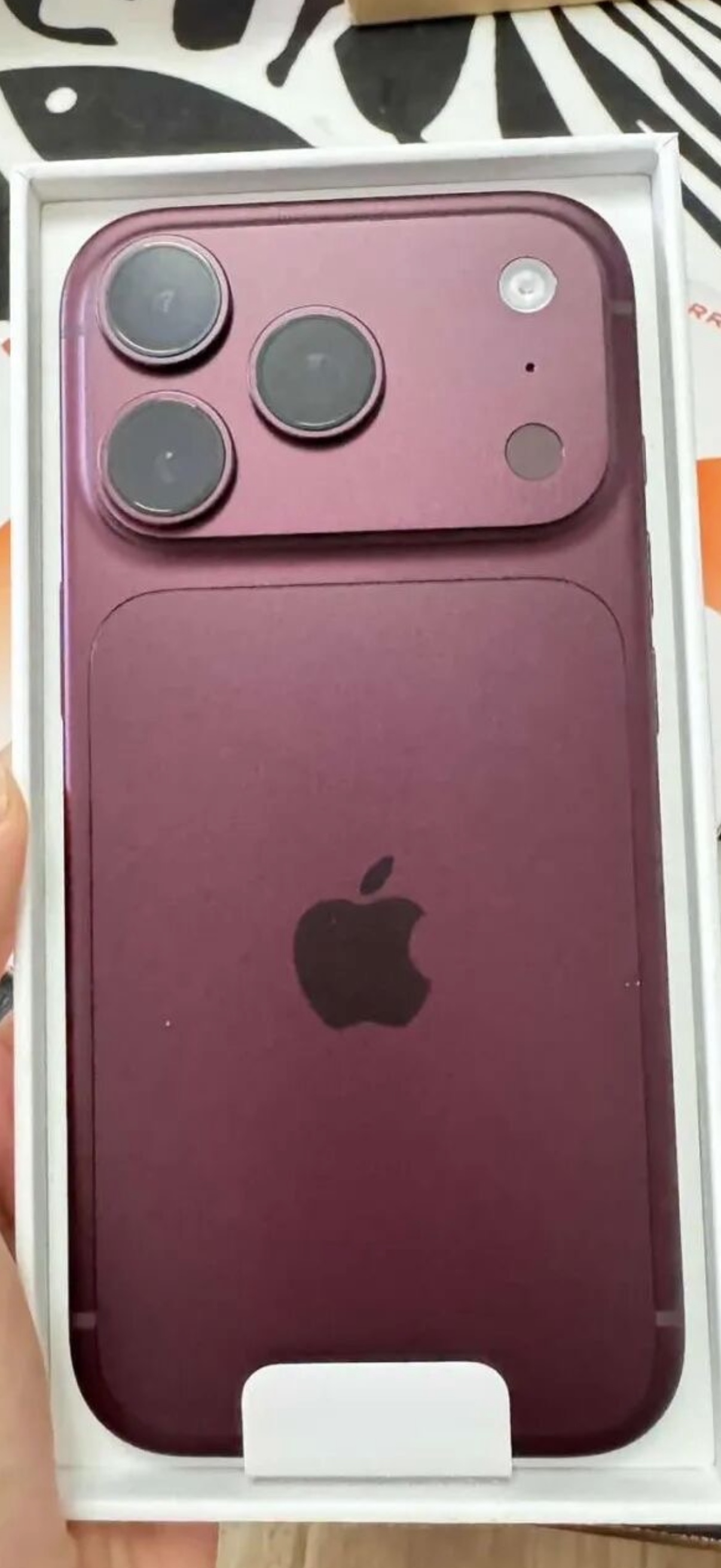 这是苹果手机最新款iPhone 18 Pro系列，之前果粉追着要的散热、快充、长续航，这次居然一次性全给配齐了。
我今天中午花了9999元去买的这台256G的苹果18Pro手机是勃艮第酒红色，不像去年的亮橙色生怕路人不知道你换了新手机，低调得很有质感。
说真的之前几代新机上手都没啥惊艳感，这次反倒让