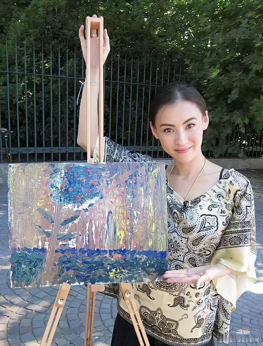 张柏芝还会画画唉！ ​