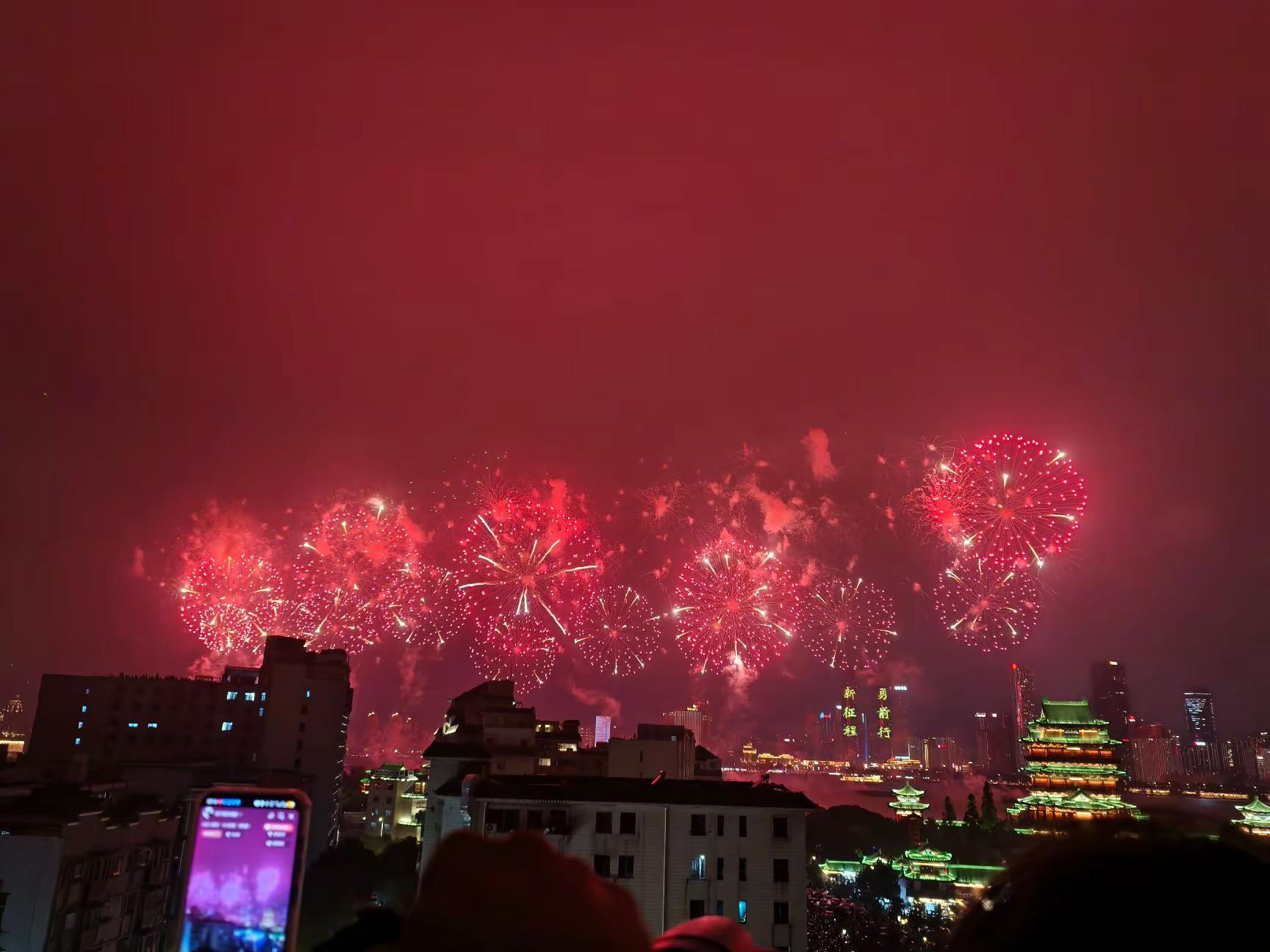 可爱人间烟火，平安喜乐万朵 烟花绽放瞬间