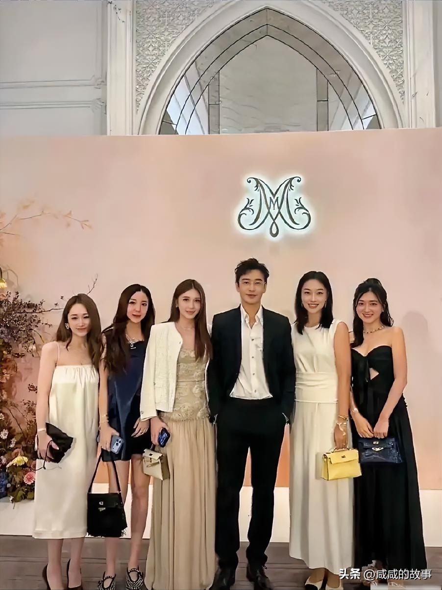 奚梦瑶何猷君答谢宴群星云集，黄晓明瘦下来状态绝了✨
 
奚梦瑶何猷君的澳门答谢宴星光满满，黄晓明、陈乔恩等一众明星纷纷到场祝贺。
 
现场热闹，一众美女扎堆合影，氛围感拉满。不得不说黄晓明瘦下来之后颜值很能打，整个人清爽帅气，状态十分在线。
 
一众圈内好友齐聚，见证新人的幸福，宴席场面热闹又温馨。