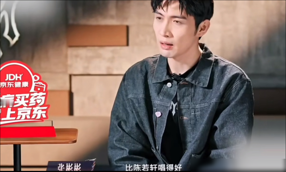 张彬彬这队长当得，真是把人看麻了，明明手握王炸，却差点打出一手烂牌。
二公选人那会儿，他个人喜爱度高，优先挑人，结果呢，拉来的王赫野想去孙楠队，管健嘉晨想去小沈阳那，一屋子人，俩卧龙凤雏直接魂穿隔壁，整个队气氛尴尬到脚趾抠地。
不少人当时就开喷，说他太实在，光讲感情不看策略，纯纯好心办坏事，这队