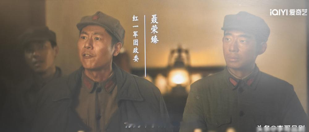 李德在遵义会议上，居然连别人骂他都要靠翻译打折转述。
伍修权就坐他旁边，门口位置，李德全程像个受审的被告。别人发言，伍修权听一段翻一段，李德边听边抽烟，头都抬不起来。
会议太长，伍修权后来也顶不住了。前半段还能逐句翻，后半段直接挑重点，敷衍着说个大概。李德急着问他说什么，得到的往往就几个字。