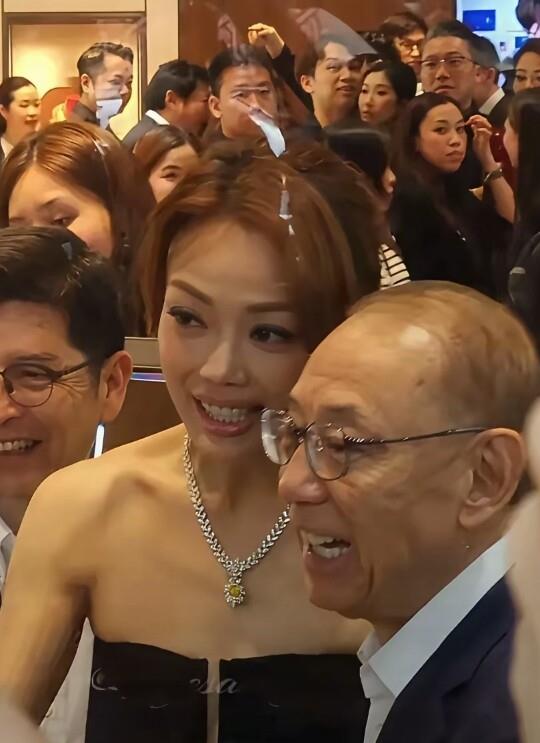 说出来怕挨骂。
可不说更难受。
我琢磨了好一阵子才想明白，容祖儿被老板这样护着，反倒成了她最难迈过去的一道坎。
杨受成走到哪儿都带着她，拍照站中间，活动撑场面，护得跟自家闺女似的。这份器重是真的，英皇摇钱树这话也不是白叫的。可问题就卡在这儿——真结了婚、顾上家庭，事业节奏一乱，她心里多少会觉得对不住