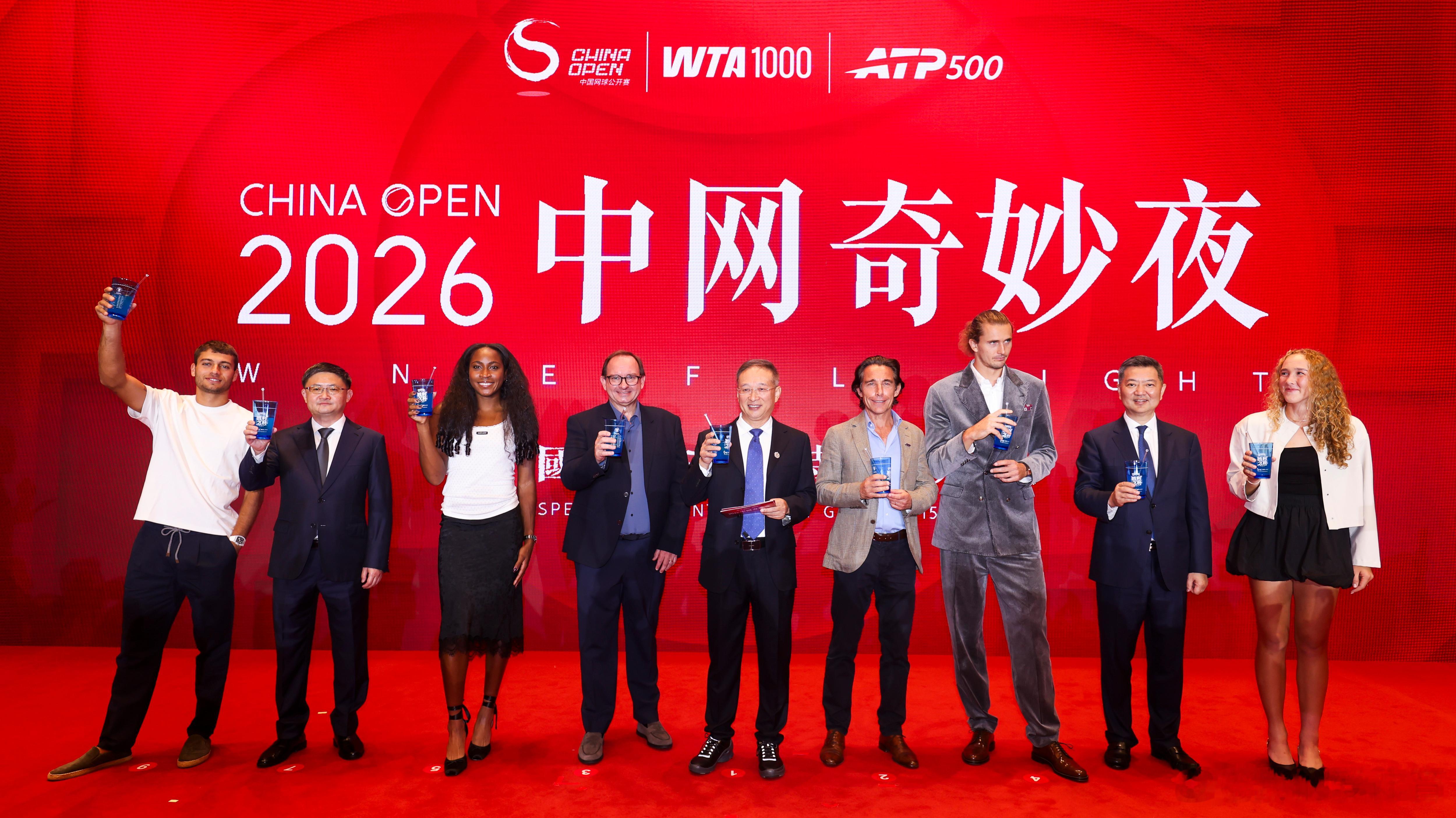 #国庆双赛完美接棒亚运会# WTT中国大满贯签表已出、抽签通知已发布，就等着明天的资格赛首日开战了。刚刚结束亚运征程的范姝涵率先登场，韩菲儿、杨屹韵上演中国德比。启幕即巅峰，这就是大满贯的魅力。
与此同时，在国家网球中心，被郑钦文称为“第五大满贯”的中网也在进行中。东成西就，这就是国庆 ​