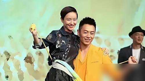 朱亚文一把抄起焦俊艳，当场就来了个公主抱。
底下快门声直接炸了，俩人笑得那叫一个灿烂。戏里这俩更野，桌咚、撬嘴，33秒就擦出火星子。
导演文章站台上却哭了，说腿肚子发冷，入行以来最紧张的一回。一边是副CP甜到齁，一边是主角虐足33年。
这反差，绝了。
人这一辈子，太较真就输了，玩得开的反而先
