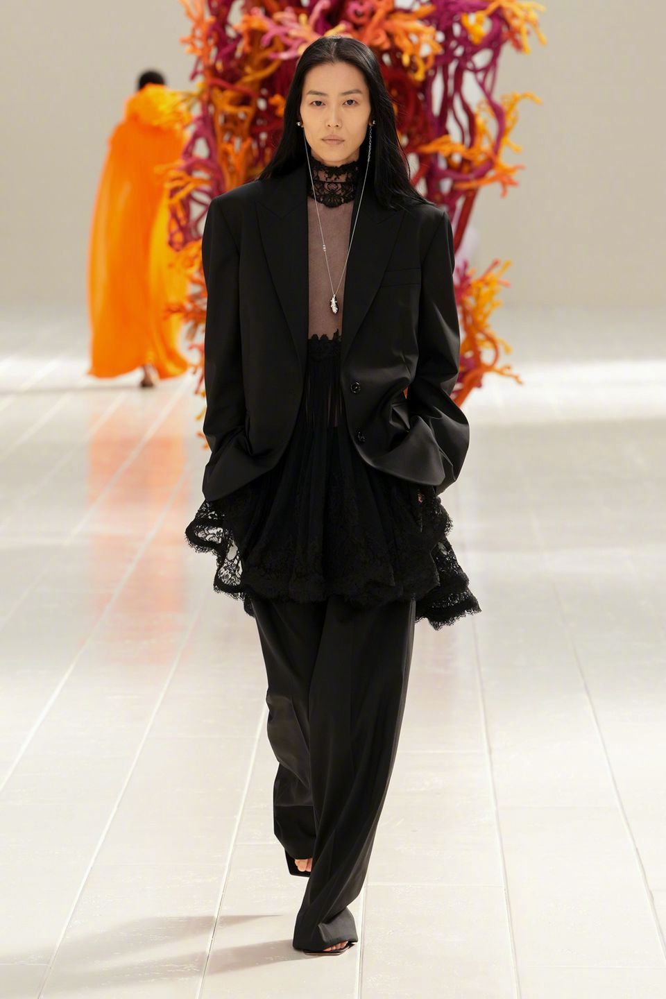 刘雯  Balenciaga Summer 2027  本季时装周第六场， 巴黎世家广告女郎来助阵，一身黑色西装look，台步真是越走越好看！🖤 

#巴黎时装周# #大秀直击# ​​​​ #巴黎世家大秀# ​​​