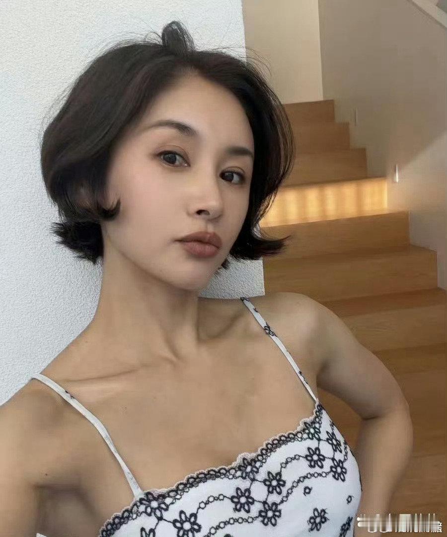 39岁王子文解锁全新风格，利落短发搭配健康小麦色肌肤，野性灵动，辨识度拉满 ​