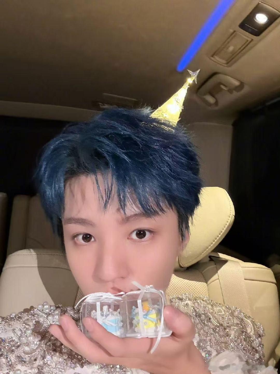 #王俊凯太累的时候就奖励自己一顿外卖##王俊凯27岁生日##王俊凯27岁生日大片#  
王俊凯27岁生日，谁懂这个生日在演唱会度过的含金量呢，一整个有被这个蹦蹦跳跳的小凯可爱到啦
​