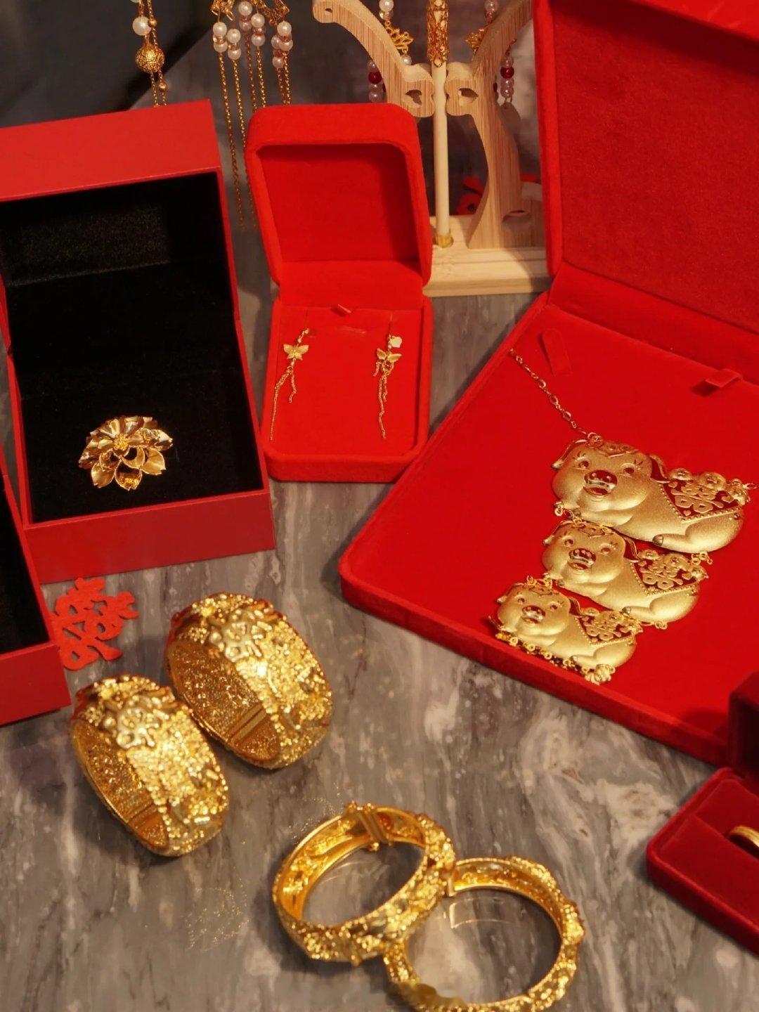 我也觉得优先拿实物黄金更稳妥。现金看着灵活，婚后大大小小开销太多，装修、养娃、日常开支很容易慢慢被消耗掉，最后这笔属于你的婚前资产不知不觉就混进家庭开支里，说不清边界。#备婚女生因三金折现和父母争吵# ​