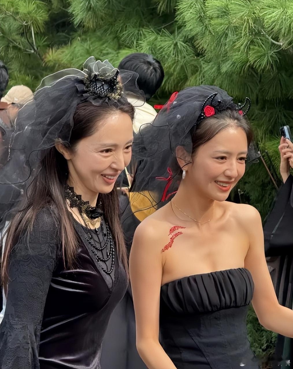 董璇和佟丽娅同框，生图暴露真实状态，幸不幸福一目了然 ​