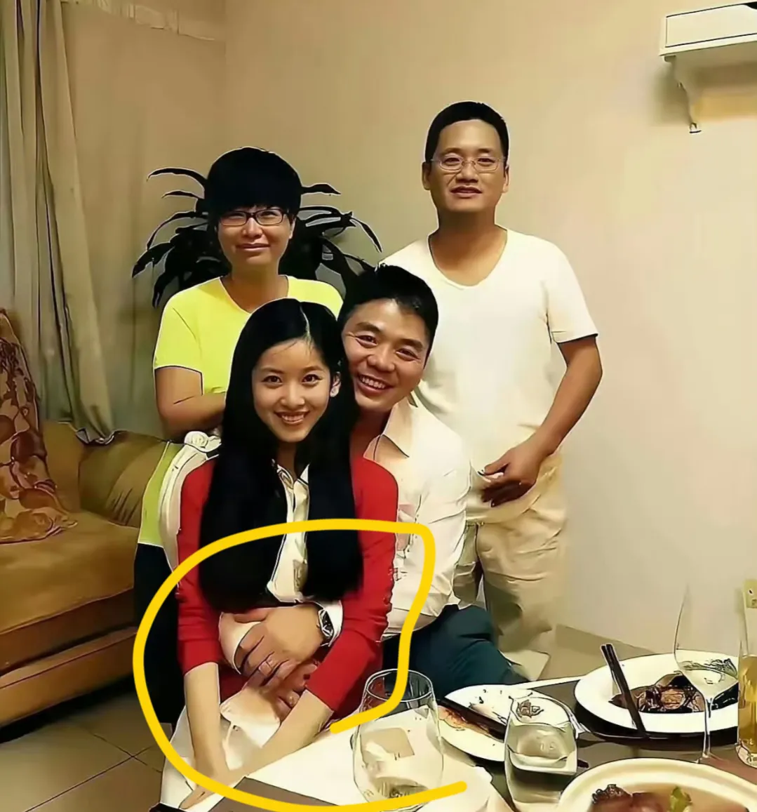 刚恋爱的章泽天还是清华大学的学生，这个时候恋爱刚刚好，不然毕业后成为了北漂，那就与刘强东得差距就太大了，一个北漂，一个知名企业家，你说是不是？

一眨眼，刘强东与章泽天都有几个孩子了，他俩的感情经历了曲折，但也还是稳稳当当的，只能说章泽天看着柔柔弱弱的，但也是驭夫有术的，她还是很厉害的！