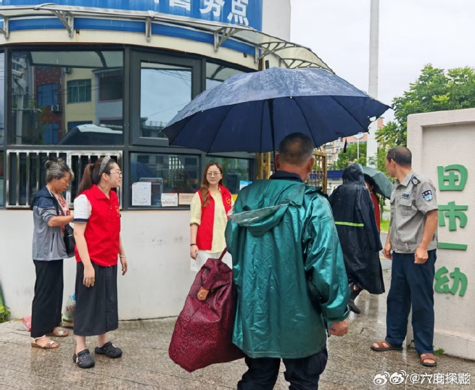 党员干部下沉各村社，逐户走访排查危房旧房，贴心转移独居老人、留守群众...