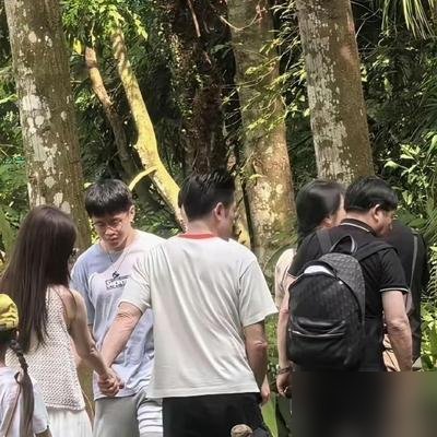 郭富城牵着方媛爬山，跟偷情似的。
俩人躲着镜头走野路，口罩拉到下巴，手死活不松开。方媛鞋带散了，郭富城直接蹲下去系。
这哪像结婚九年的老夫老妻，比热恋小年轻还腻。
网友扒出来，郭富城最近忙得脚不沾地，电影《内幕》路演排满，年底还要杀进启德主场馆开跨年演唱会。
票价最贵1680港币，10月14