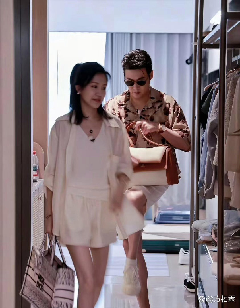 陆毅坦言当年第一眼就被鲍蕾的一双长腿吸引，如今一家四口个个都是大长腿，满眼都是优越身形，实在让人羡慕。 ​