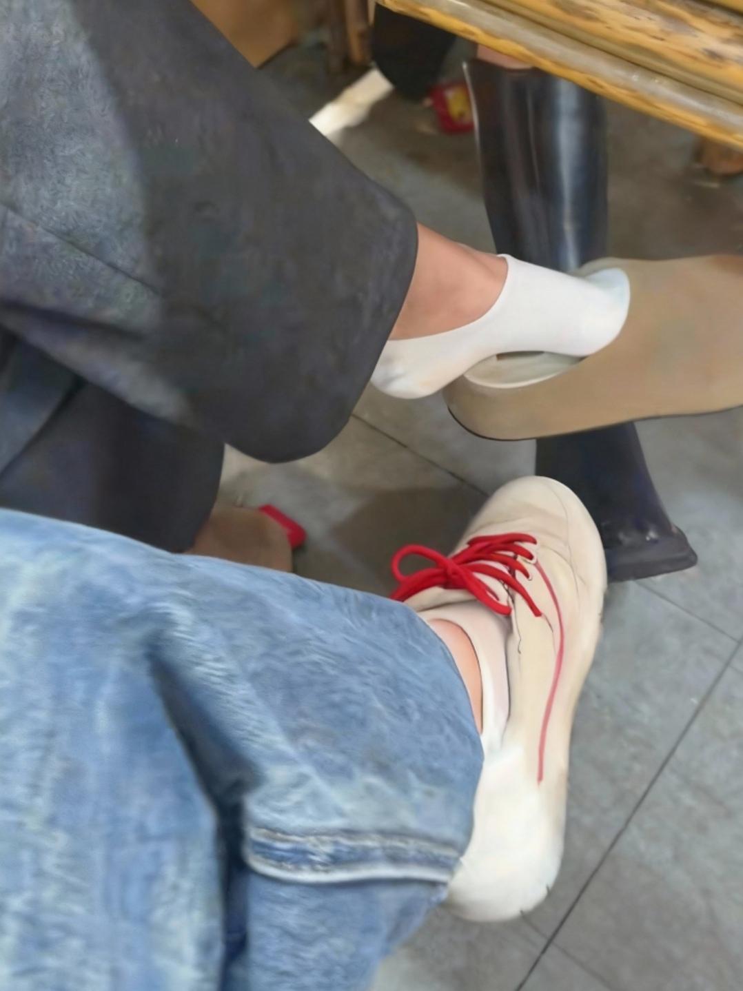 周末放假，当然要去好朋友家里聚聚啊，在一起吃着美食，唠唠嗑，玩游戏，分...