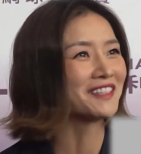 娜姐接受采访被问及湖北球员有什么特点？娜姐笑着说到，脾气非常火爆！
 
这话从娜姐嘴里说出来，分量不一样。她本身就是湖北武汉人，骨子里那点倔和烈，她比谁都清楚。李娜职业生涯里摔过拍子、吼过丈夫、跟裁判较过劲，那股子火气从来藏不住。她说湖北球员脾气火爆，不是贬义，是认领。
 
湖北体育的脾气，是有传统
