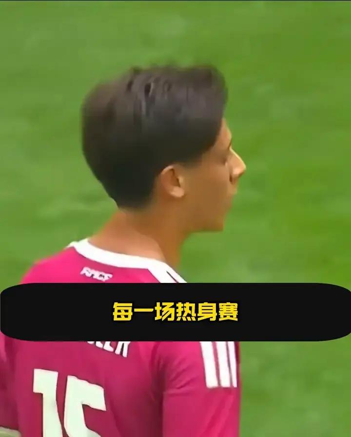贝林厄姆在皇马的主力位置，可能真要遇到硬仗了
世界杯时，他还是英格兰最耀眼的那个人，进球和表现都让人眼前一亮。可到了皇马，风向似乎变了。不是他突然不会踢了，而是队里冒出了一个让人无法忽视的竞争者：居莱尔
最近几场热身赛，居莱尔的脚下动作很有灵气，拿球敢做动作，处理球也不拖泥带水。看他踢球，确实有几分