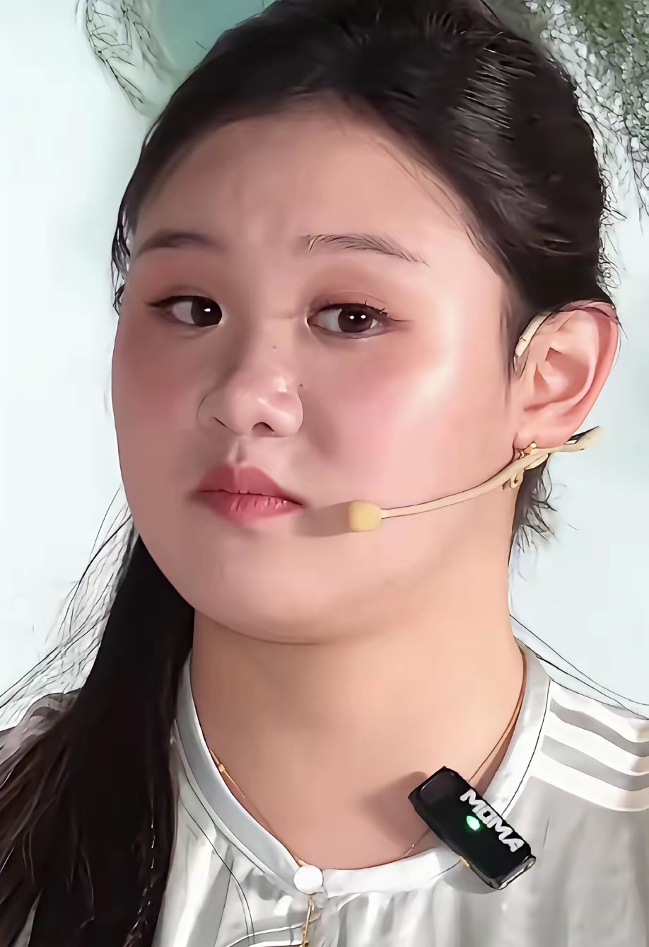 张家齐一双善良的眼睛，耳高过眉，聪慧，很有福相，很和善，脸庞很讨喜。
五官饱满，胖嘟嘟的真可爱，像观音菩萨，福气满满，妥妥的旺福镇宅，憨憨的家齐，纯真的家齐，朴实，皮肤真好。
跟个婴儿似的，眼睛里都是纯粹，清澈，美好，憧憬，还有一点点不服输的小倔强。 ​