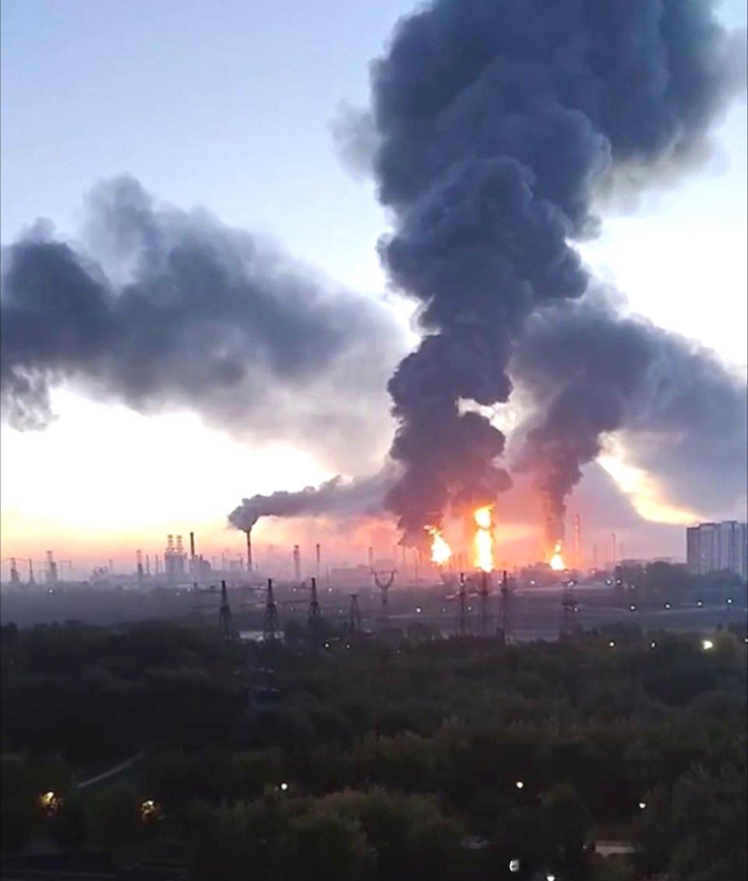 烈士纪念日，首先要向英烈们致以崇高的敬意，感恩英烈们的牺牲与奉献。英烈不死，英魂永恒！
​第二张图片想必大家并不陌生，这是莫斯科市中心遭无人机袭击后的场景，正在燃烧出熊熊大火的是位于莫斯科的一家炼油厂，据说已经不是第一次被无人机投弹了，据说已经几次遭到重创了，并且在今年8月份的时候 ​