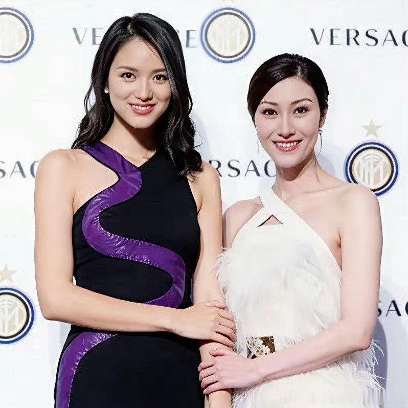 李嘉欣五官比张梓琳漂亮，但是合照不如张梓琳三庭五眼和谐应该是因为中庭太长吧 ​​​