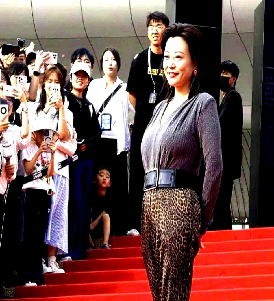 工作人员刚准备发精修图控评，就被郝蕾一把拦下了。

网上正疯传她参加活动的照片。裙子紧，腰上勒出了赘肉。

换作别人，团队早就急着撤图了。郝蕾倒好，直接要求保留未修过的生图。

她平时也练普拉提，吃得也健康，但早就不碰那些极端的节食法了。

演员这碗饭，说到底是靠眼睛里的戏。有业务能力托底，自然不用
