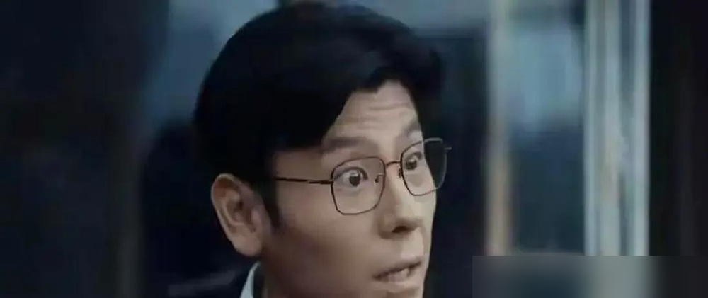 黄景瑜接戏只问三件事：给多少钱，拍多久，会不会死。
网传《重器》价目表上，他片酬350万，有人嫌低。可限薪令前，《青春创世纪》报价一度飙到7000万，后来降到4000万。现在这数，是算过账的。
他不装。危险动作自己上，合同里先卡死每日拍摄时长。圈里还流行他搞的主演+新人打包，片方觉得性价比高，新