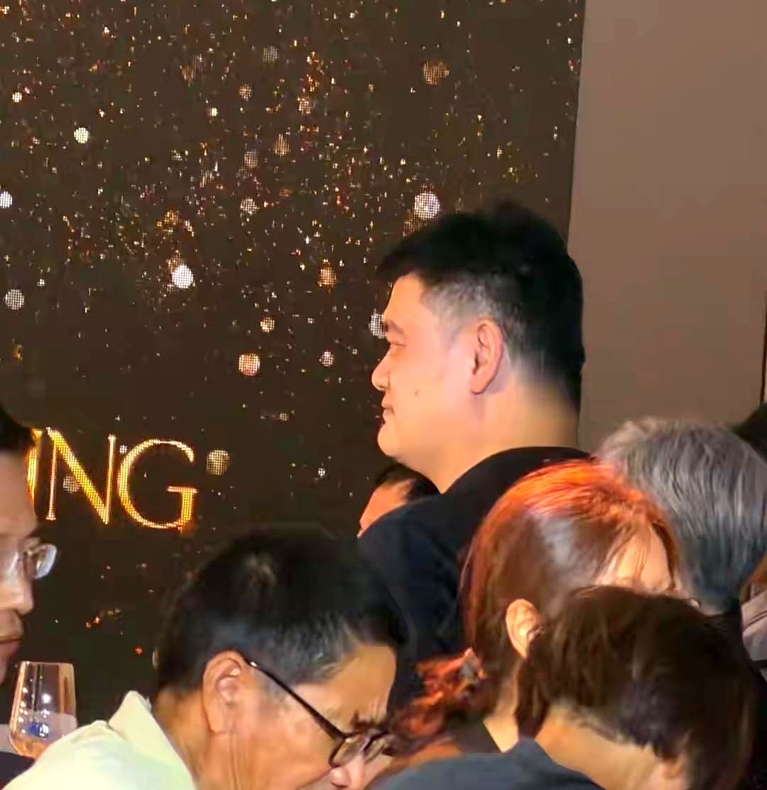 姚明回老家吃席，桌边空了几个座位，竟然被网友嘲讽混得太惨没人搭理。

照片里他穿件黑外套，端着纸杯喝椰汁。有人拿放大镜看桌上的烟酒，笑话两米二的巨人落魄到连个合影的人都没有。

这不是搞笑吗？人家回苏州是吃亲戚喜酒，不是开粉丝见面会。真要在别人的婚礼上被长枪短炮围着，把新郎新娘晾在一边，那才叫真尴尬