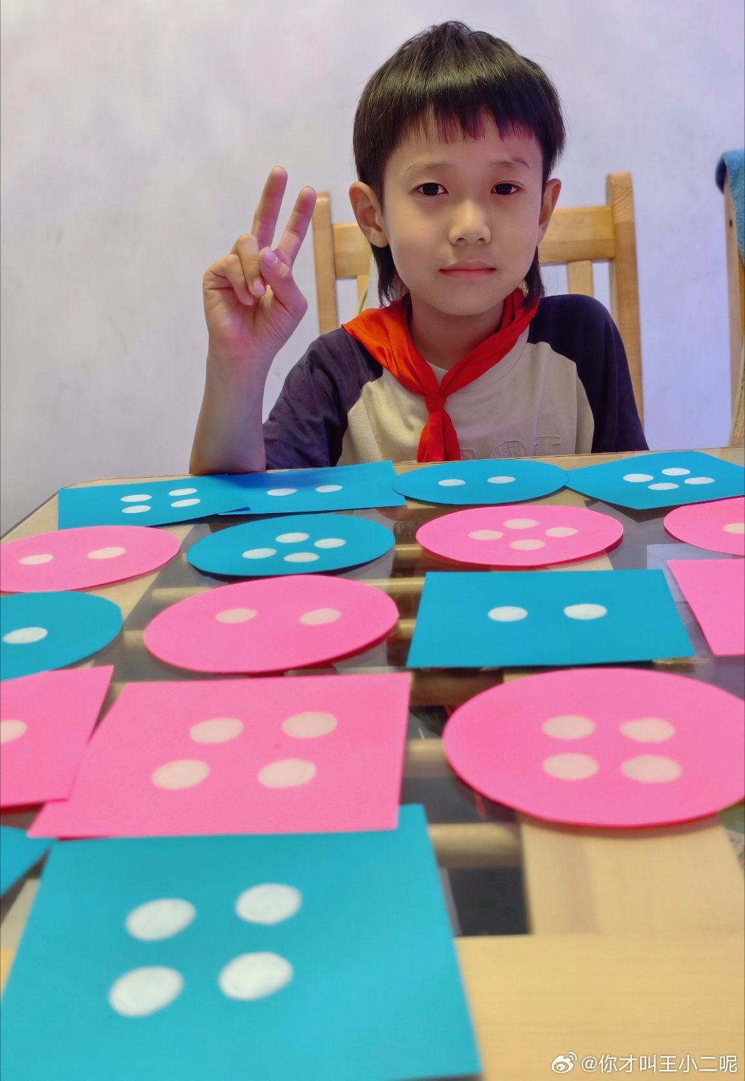谁敢想呀？
孩子二年级了还要做手工
感觉我的手艺已经超过老师了[嘻嘻][嘻嘻]

阿 sa 也要结婚了嘛。真好啊#蔡卓妍被求婚哭到眼线全掉# ​