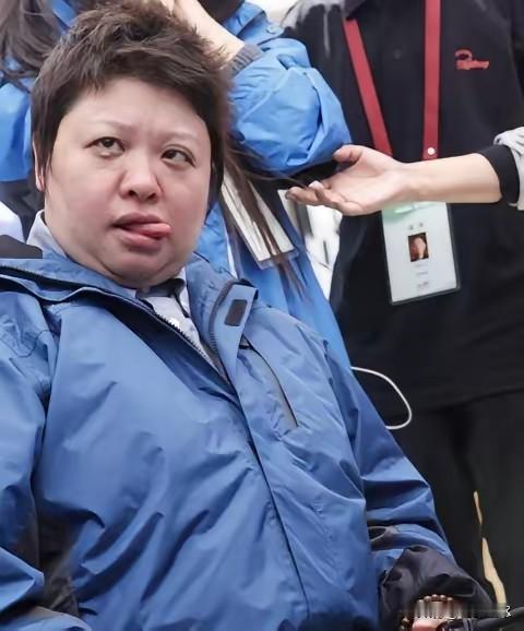 韩红现在最恨的人就是于东来跟张雪！
 
一个是无条件的支持，并且拥护她，谁说韩红不好的话，他就怼谁！还有一个就是给韩红出主意的张雪，昨夜都凌晨了，他都还不忘帮韩红想办法！

最后把想到的办法后，立刻发布到了网上！

让她直接把购车票据直接公示出来，问题不就解决了吗？根本没有那么麻烦。

这条视频一经