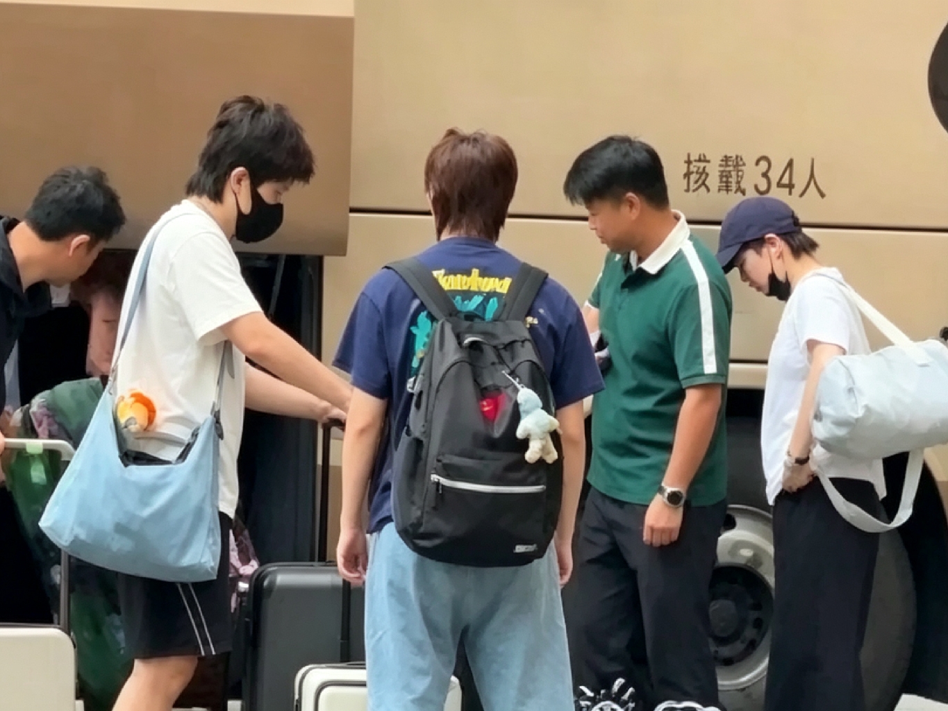 国乒崇明封训结束回京（9月11日）
国乒为期近一个月的上海崇明封闭集训正式落下帷幕，队伍今日集体启程返回北京。王皓教练以及孙颖莎、王楚钦等一众主力队员全部随队归来。
 
回到北京后，国乒将开启亚运会前最后的冲刺备战，静待澳门小分队归队汇合，计划9月16日奔赴日本名古屋。本次崇明封训收获满满，马龙、许