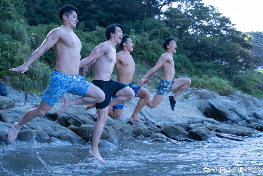 吓到了吧？
没用AI也没P图，全是货真价实的肌肉拍出来的4500多张猛男素材，全都免费公开了。暑假版猛男素材也超多哦🍉 ​