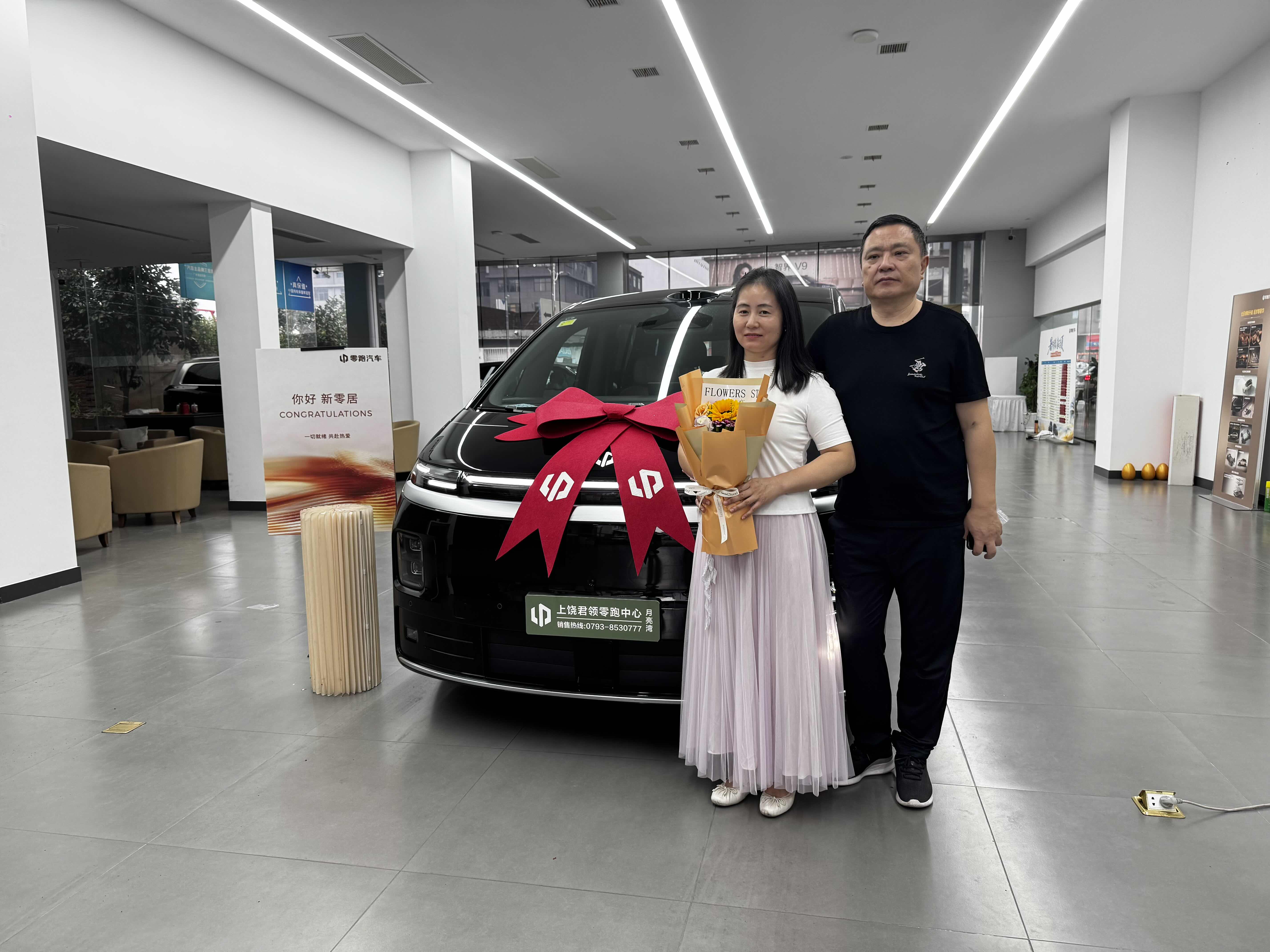 良辰吉日，喜提零跑D99🚗
把移动的家正式带回家✨
超大七座空间，二排零重力座椅，老人小孩乘坐都自在。
以后家庭出游、节日返乡，一车容纳全家人的欢喜。
车轮滚滚，愿前路平安，载着烟火与热爱，奔赴每一场山海。零跑D99提车日记