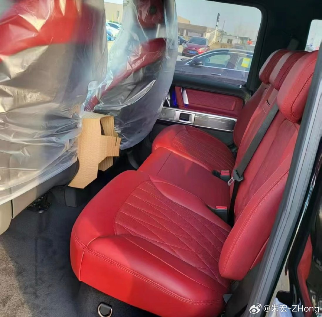 奔驰 G500 黑红927 
指导价1868000
选配：
927孟加拉红 13200
内饰组件55800

目前这台车优惠2000元，免豪车税…没看错…
G500已经有折扣了 
抓紧啊！ 配置相当不错！[不愧是你][不愧是你][不愧是你]
想要的老板进群联系 ​