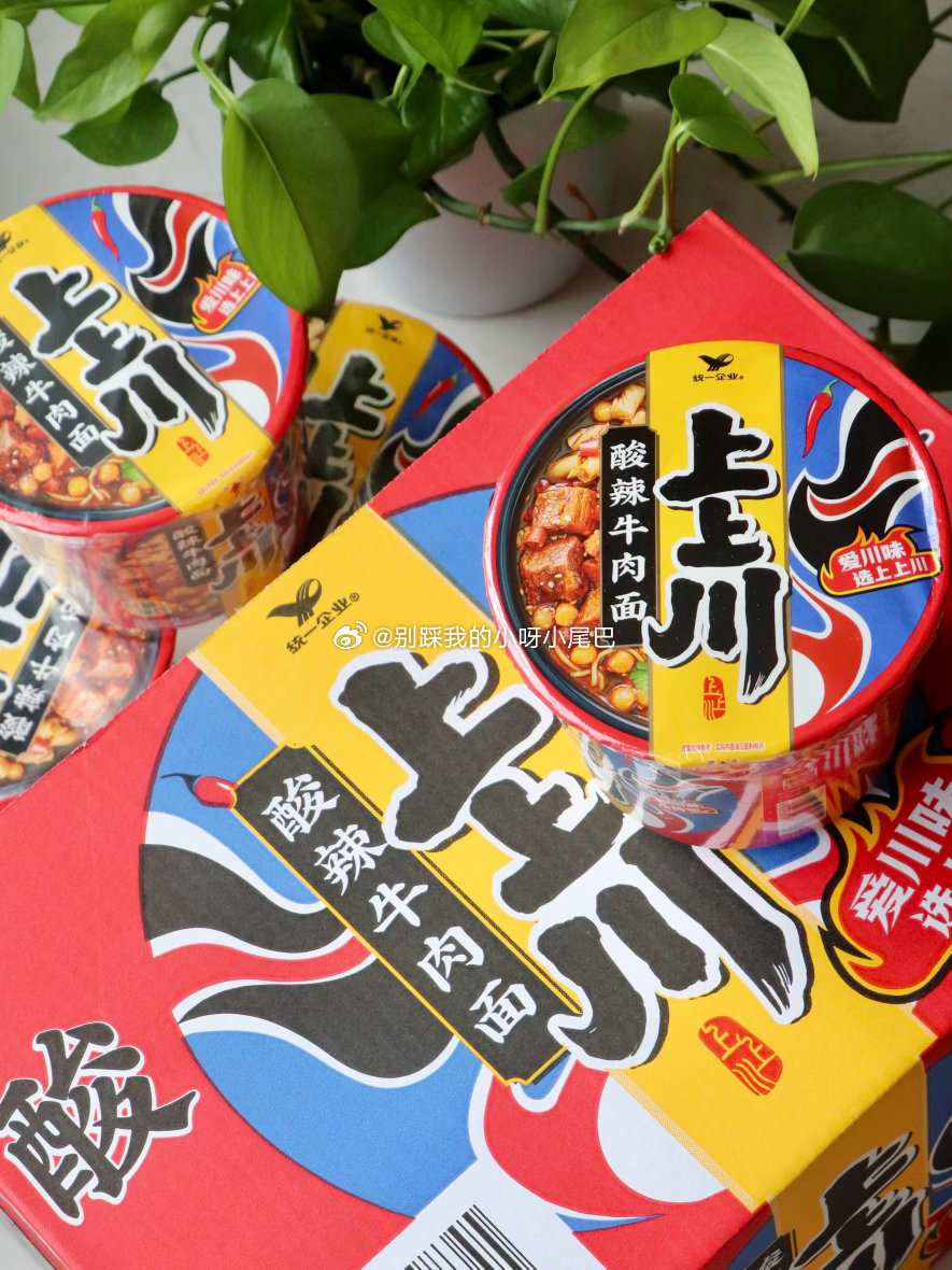 一直想去四川玩，先尝个川味的面过过瘾红油汤底看起来就好有食欲三种好醋四种椒，川味十足好巴适面条也很有特色，既有面的筋道又有粉的爽滑酸酸辣辣的面，还有脆脆的酥豌豆这碗面真香！爱川味选上上川~ ​​​