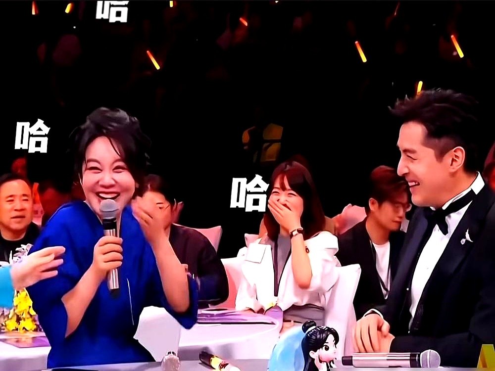 胡歌一句“微大醺”，直接把闫妮送上了热搜。

去年她像个“发疯的香蕉”，脚步飘忽跟魏大勋合唱，搞得对方差点憋笑憋出内伤。今年听胡歌唱歌，又以为人家在夸自己“年少如画”，一个人在那傻乐。

主持人旧事重提，问她去年是不是微醺了？她倒好，大大方方承认：“是微醺，也微丑”。

结果胡歌在旁边直接补刀：“不