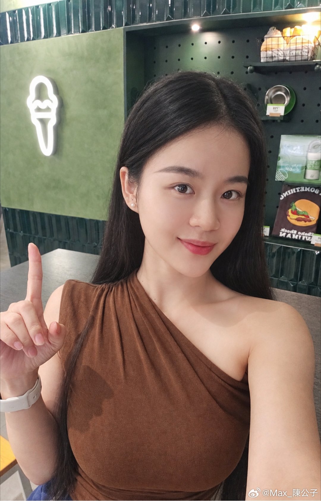 #北京男篮vs广东男篮#看了下半场，广东死气沉沉，让坚持了两节的原因:一、因为我开通了篮球通会员，二、有赵睿跟英骏哥 ​