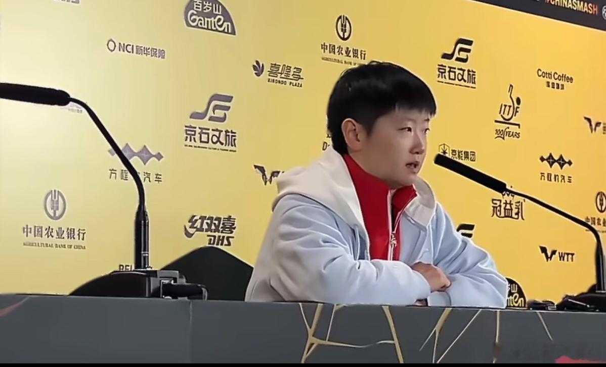 为什么止步32强让孙颖莎开发布会这次赛后发布会，根本不是“输球批斗会”。WTT的强制要求，其实是在舆论最容易发酵的节点，把话语权交给了运动员本人。她亲口说明连轴作战的身体透支，既给了球迷明确交代，也避免了恶意解读，是赛事规则里很有人情味的一步。 ​​​