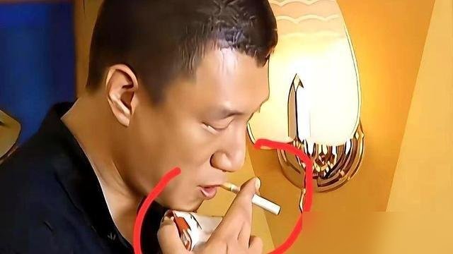 孙红雷片场发飙了，直接把道具组递来的草本假烟扔了。
没劲儿，抽着假，镜头一特写全是破绽。他撂下话，换真烟，要么别拍。
剧组没人敢吭声。都知道他拍《潜伏》那会儿，一个余则成，白玉兰飞天金鹰全拿了，内娱头一个靠一个角色大满贯的男演员。
现在《家业》在央视八套播着，他演“狗儿”，精明狠辣那一挂，还是