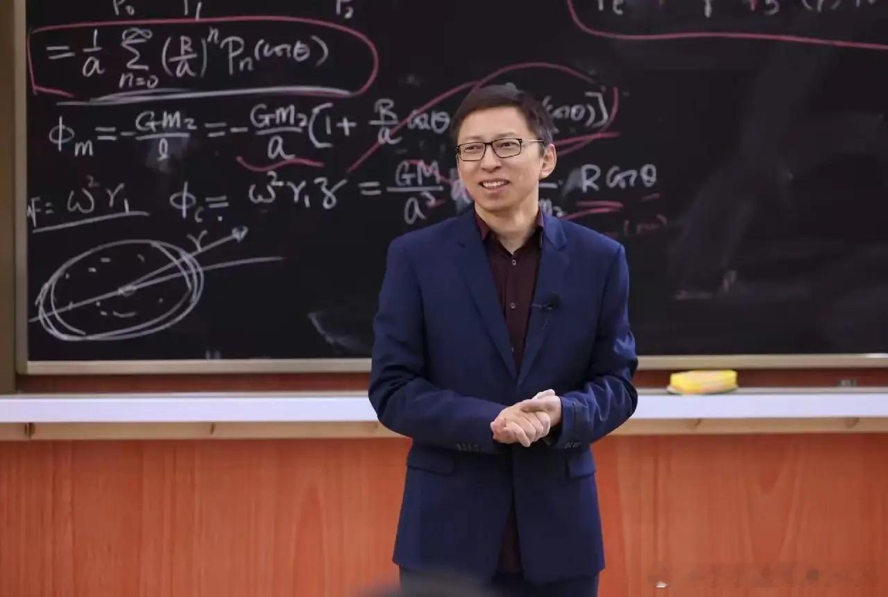 都说张朝阳是穿越者，还真不是瞎讲。早年马化腾走投无路想300万卖QQ，他压价到60万；后来马云去搜狐面试COO，他也没看上。当时看是错失机会，现在看也躲开了麻烦。
搜狗是他一手带大的，2020年在搜索赛道竞争白热化前，他果断把搜狗卖给腾讯。别人在风口全力投入，他却在高点变现。
如今搜狐市值大不如 ​