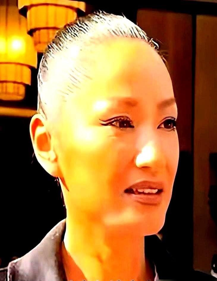 同台的男明星还在拼命对抗衰老、脸绷得挑不出毛病，53岁的瞿颖却敢顶着半头白发直接踩上红毯。
现场镜头怼过去，记者追着问她怎么不染一染，她回得特别干脆：染发膏往头上一抹辣得生疼，实在犯不上遭那个罪。
接着还补了一句，说平时洗完脸也就随便抹抹几十块钱的宝宝霜。
底下围着的一圈人直接愣住。
现在的