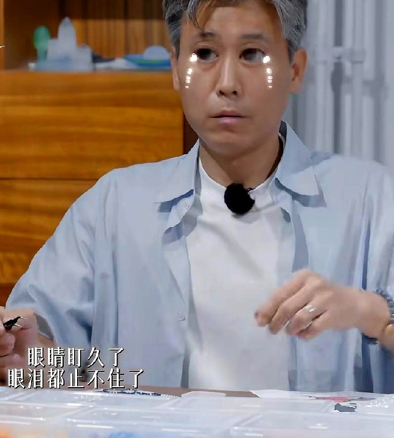 李乃文最近连轴转上综艺，硬是被网友脑补出一部苦情戏。

有人说他二婚，还养了五个孩子，里面甚至有对双胞胎。看着他接连录制《五哈》《地球超新鲜》，大家觉得这爹当得太不容易，拼了老命在赚奶粉钱。

其实这纯属瞎猜。

他妻子是话剧导演杨婷。人家两口子从2014年就公开说是丁克，到现在这生活方式也没变过。