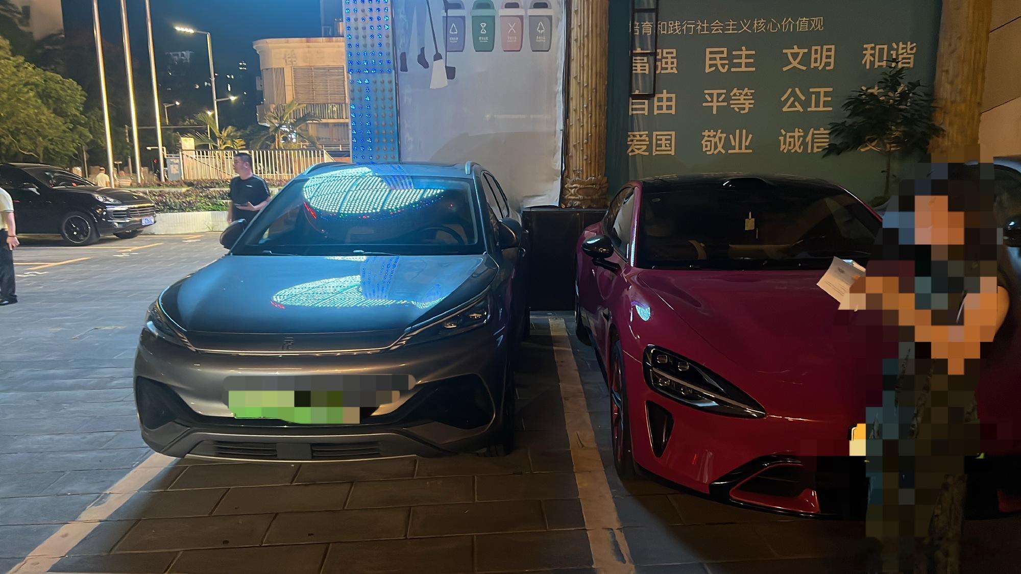 记昨晚小事件：遇见小仙女开车，停的非常靠边，已快偏出车位。我的小BYD...