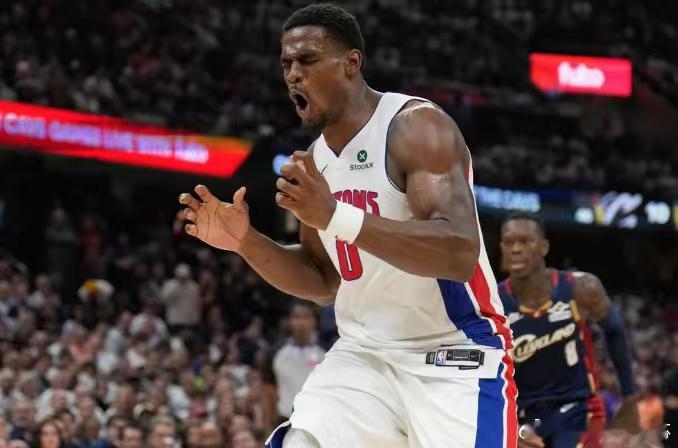 #nba# 底特律活塞中锋Jalen Duren成为外界频繁传出签约交易的猜测，但球团高层已向全联盟明确表态，底特律百分之百打算留下这位禁区核心，绝不考虑任何形式的先签后换方案。 Duren刚历经生涯最佳的例行赛表现，不仅首度入选全明星赛，更荣获年度最佳阵容第三队，这让他起初强烈争取一份5年2.87亿美元的 ​