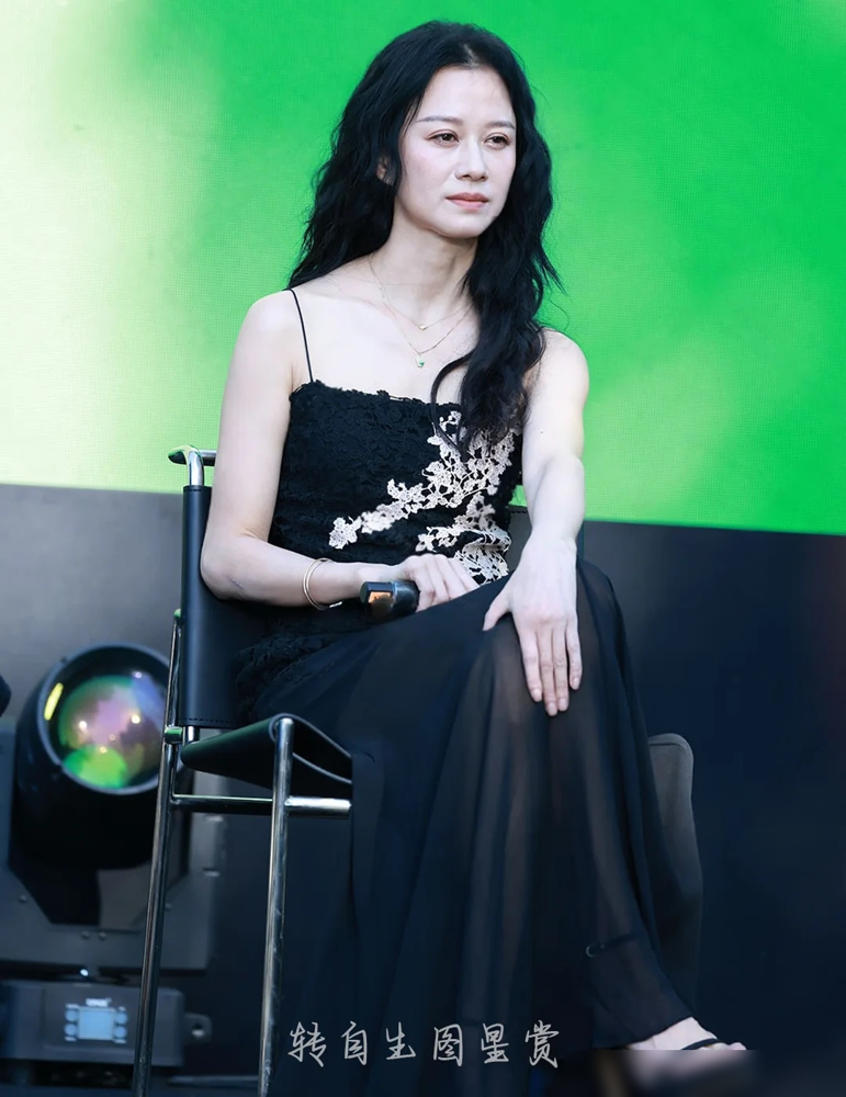 47岁倪虹洁这身黑蕾丝吊带，生图直接炸了红毯。
细肩带，薄纱透肉，脖子上就一根细链。旁边二十来岁的小姑娘裹得严严实实，她倒好，露得大大方方，笑得没心没肺。
记者问她穿这么大胆图啥。她说图自己高兴。
前两天她爸打电话念叨：快五十了，别再吃冰的。她挂了电话，当着他面挖一大勺冰激凌。
当评审，聊新